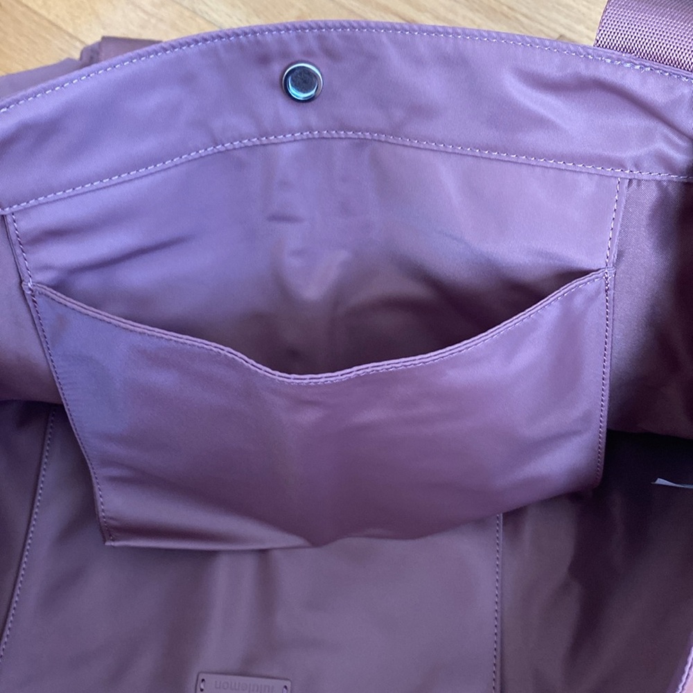 NWT Lululemon Take it on Tote - Picture 7 of 9